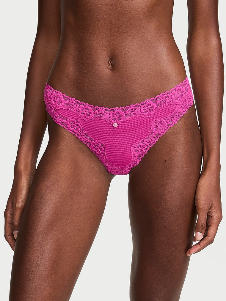 Pruhované bavlněné tanga s krajkou na okrajích. Produkt je růžové barvy a pochází z kolekce Lace Trim.