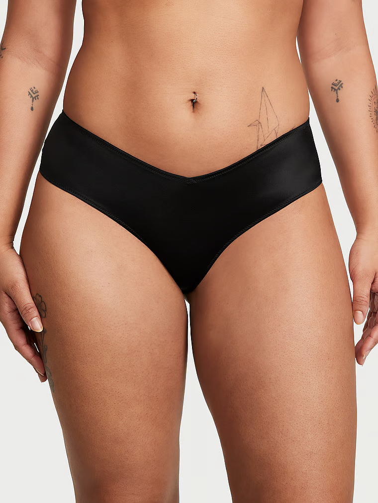 Kalhotky s ramínky vzadu a vysoko střiženými nohavicemi Strappy-Back Cheeky. Produkt je černý a pochází z kolekce Very Sexy.