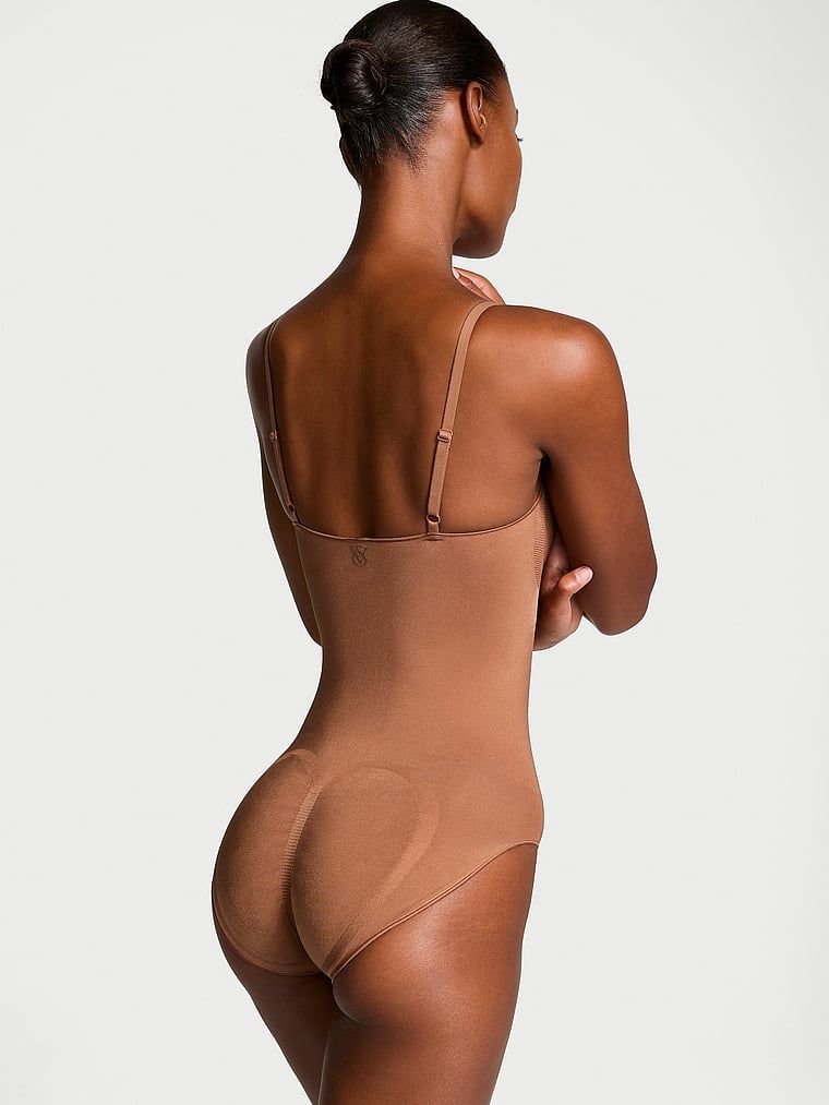 Tvarovací prádlo od Victoria tvarující kombinézu. Výrobek je hnědý a pochází z kolekce Victoria's Secret.