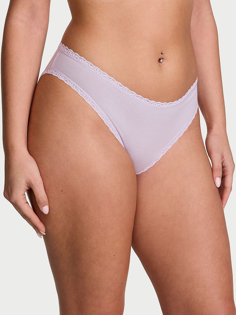 Bavlněné kalhotky s krajkovými bikinami s krajkovým lemováním. Produkt je fialové barvy a pochází z kolekce Lace Trim.