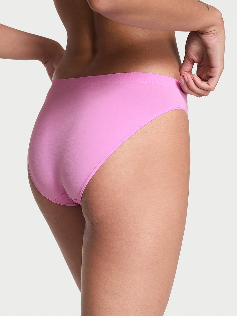 Bezešvé bikiny kalhotky. Produkt je růžový a pochází z kolekce Bezešvé.