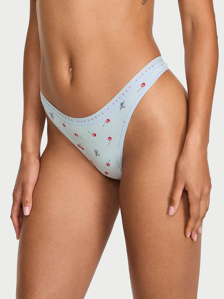 Bavlněné tanga s vysokými nohavičkami. Produkt má vzorovanou barvu a pochází z kolekce Victoria's Secret.