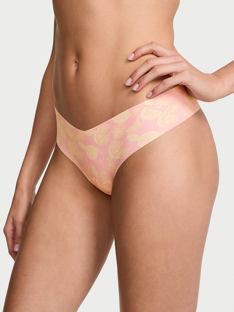 Tanga bez švů. Produkt je vzorovaný a pochází z kolekce No-Show.