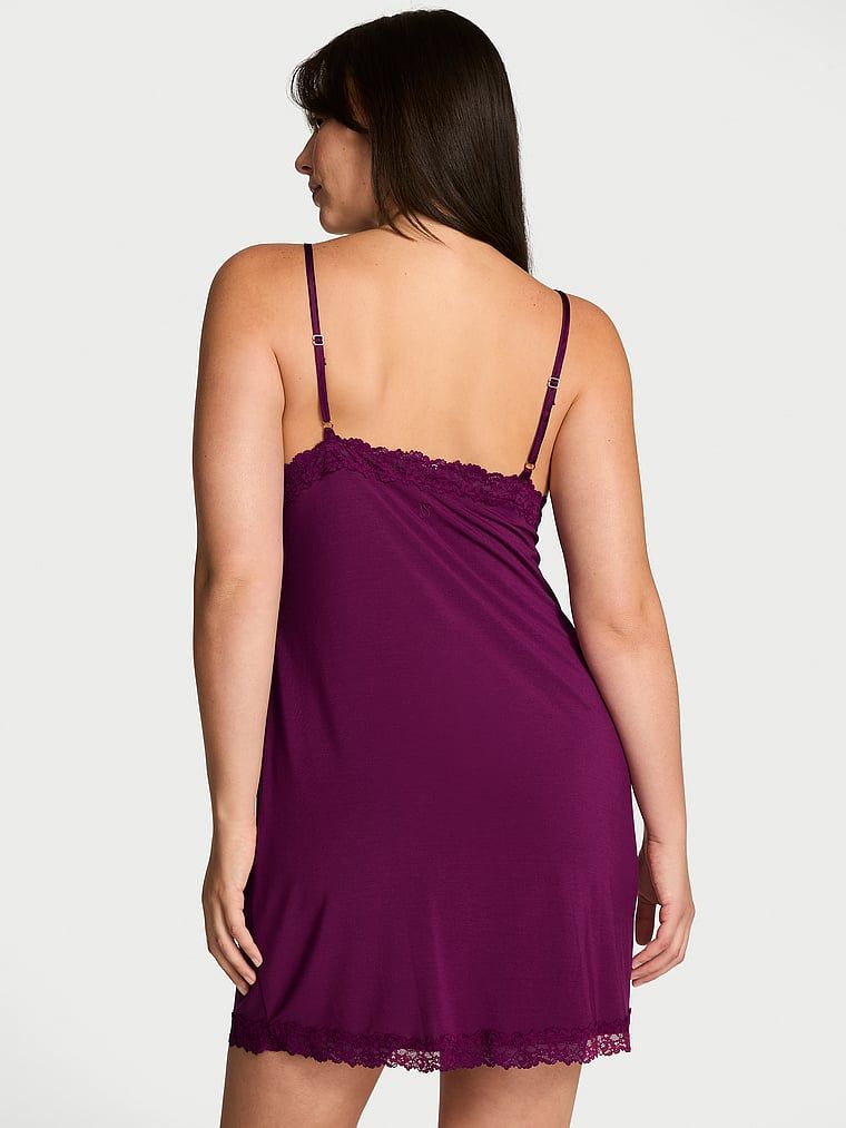 Noční košile vyrobená z modálního SoSoftu. Produkt je fialové barvy a pochází z kolekce Victoria's Secret.