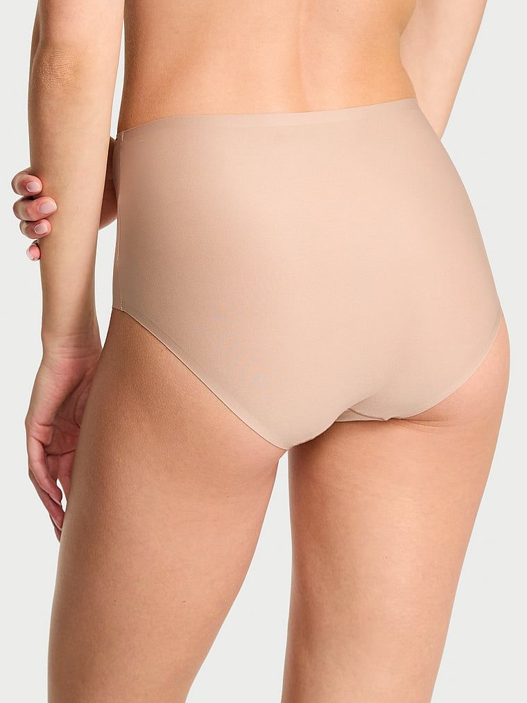 Pružné kalhotky s vysokým pasem. Produkt je béžové barvy a pochází z kolekce Body by Victoria.