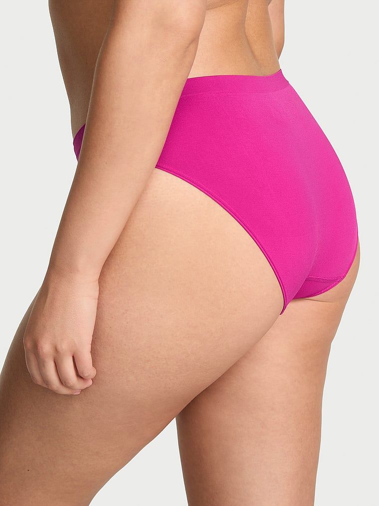 Bezešvé bikiny kalhotky. Produkt je růžový a pochází z kolekce Bezešvé.