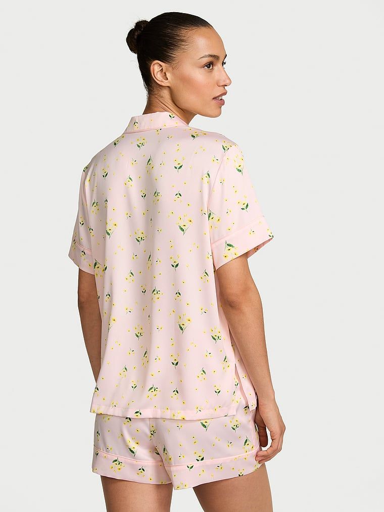 Satěnové pyžamo s podpisovými kraťasy. Produkt má květinový vzor a pochází z kolekce Victoria's Secret.