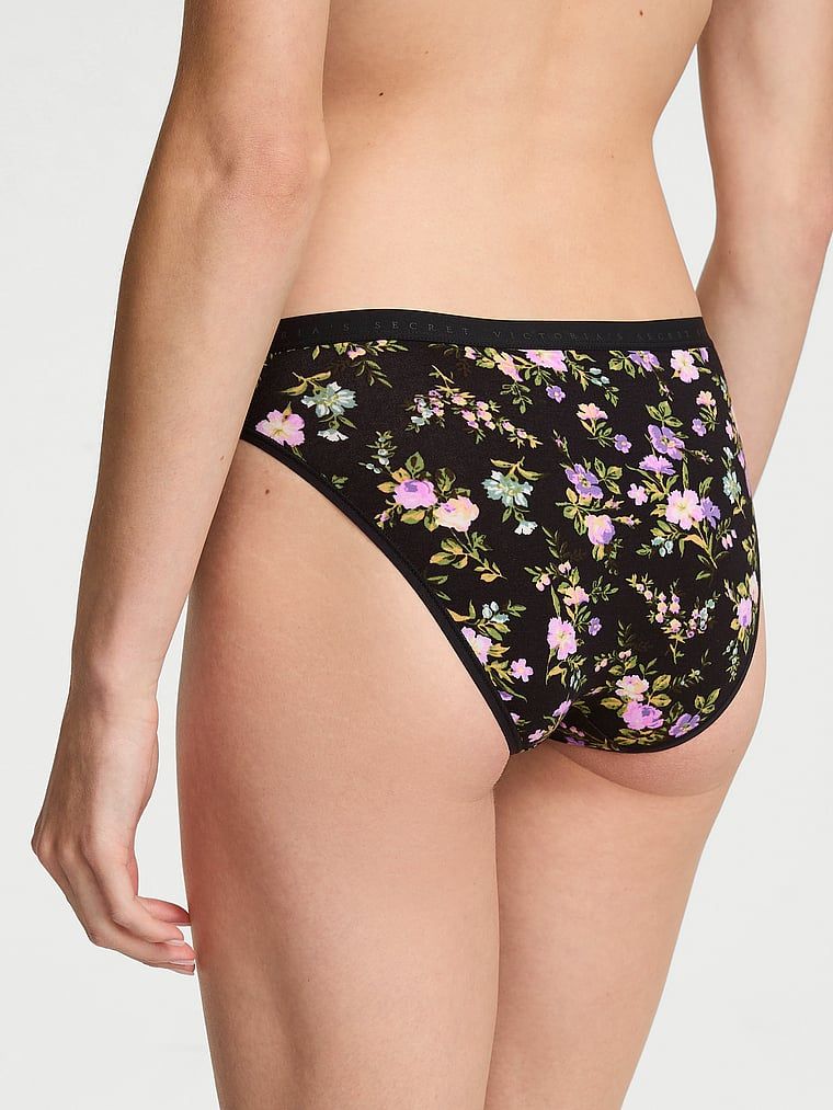 Bavlněné kalhotky v bikinách. Produkt je květinové barvy a pochází z kolekce Victoria's Secret.