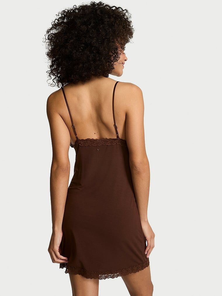 Noční košile vyrobená ze SoSoft modalu. Produkt je hnědé barvy a pochází z kolekce Victoria's Secret.