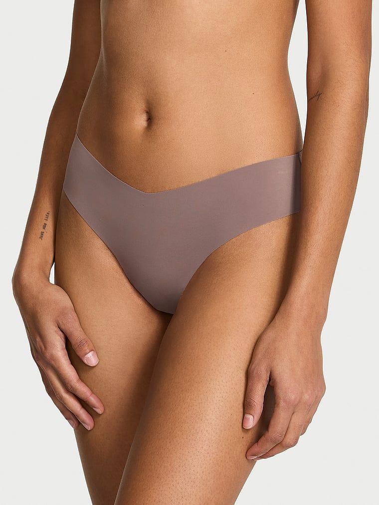 Bezešvá tanga s ramínky na zadní straně No-Show Strappy. Produkt má šedou barvu a pochází z kolekce No-Show.