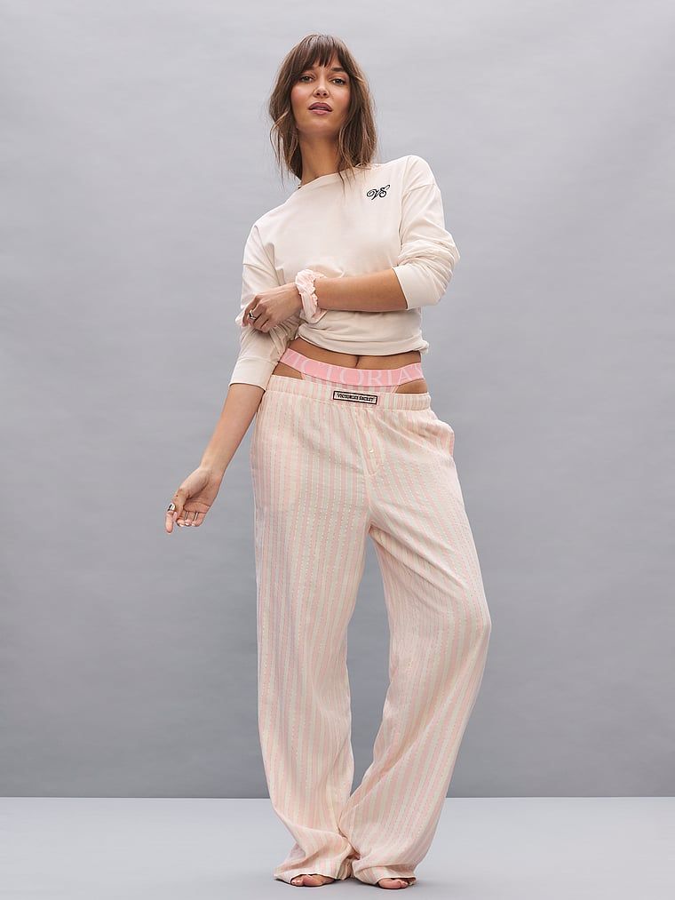 Dlouhé flanelové pyžama Tee-Jama. Produkt je bílé barvy a pochází z kolekce Victoria's Secret.