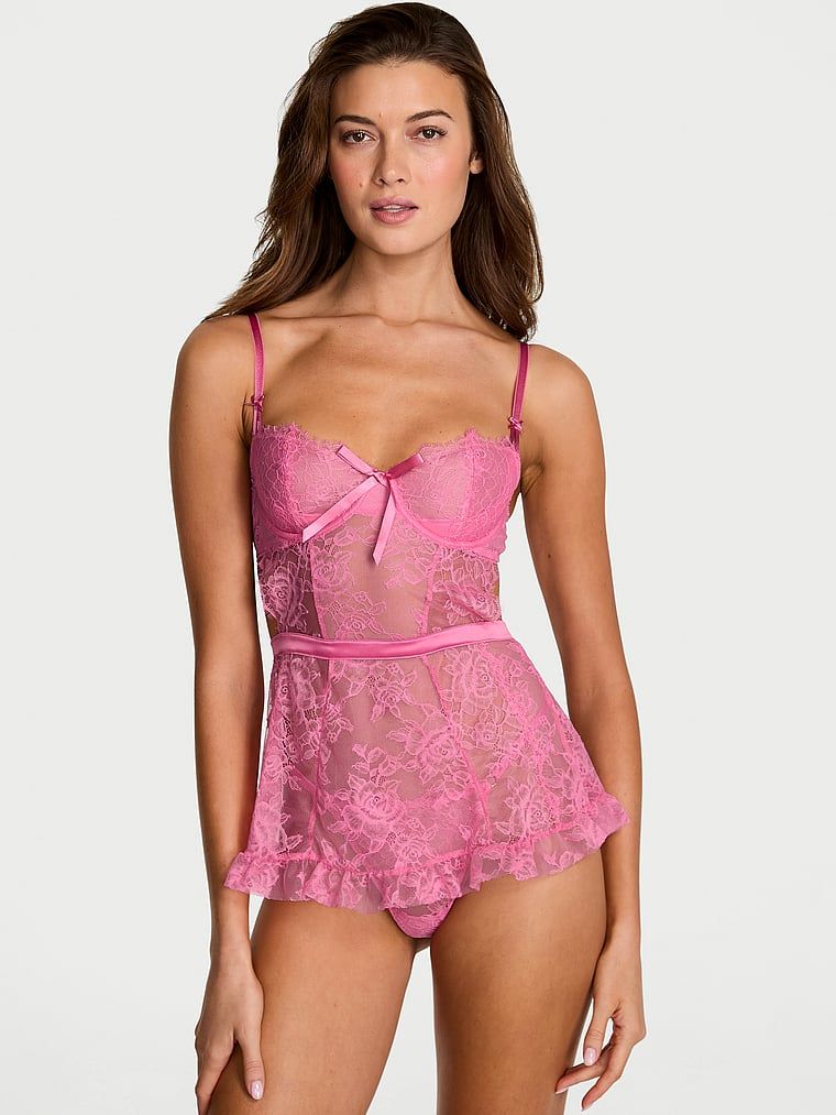 Zástěra a tanga Wicked Rose Lace. Produkt je růžové barvy a pochází z kolekce Very Sexy.