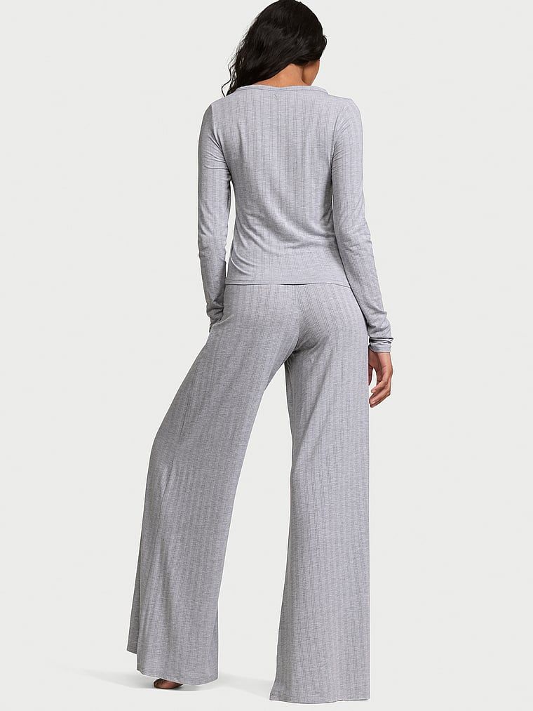 Pyžamo vyrobené ze SoSoft modalu. Produkt je šedé barvy a pochází z kolekce Victoria's Secret.