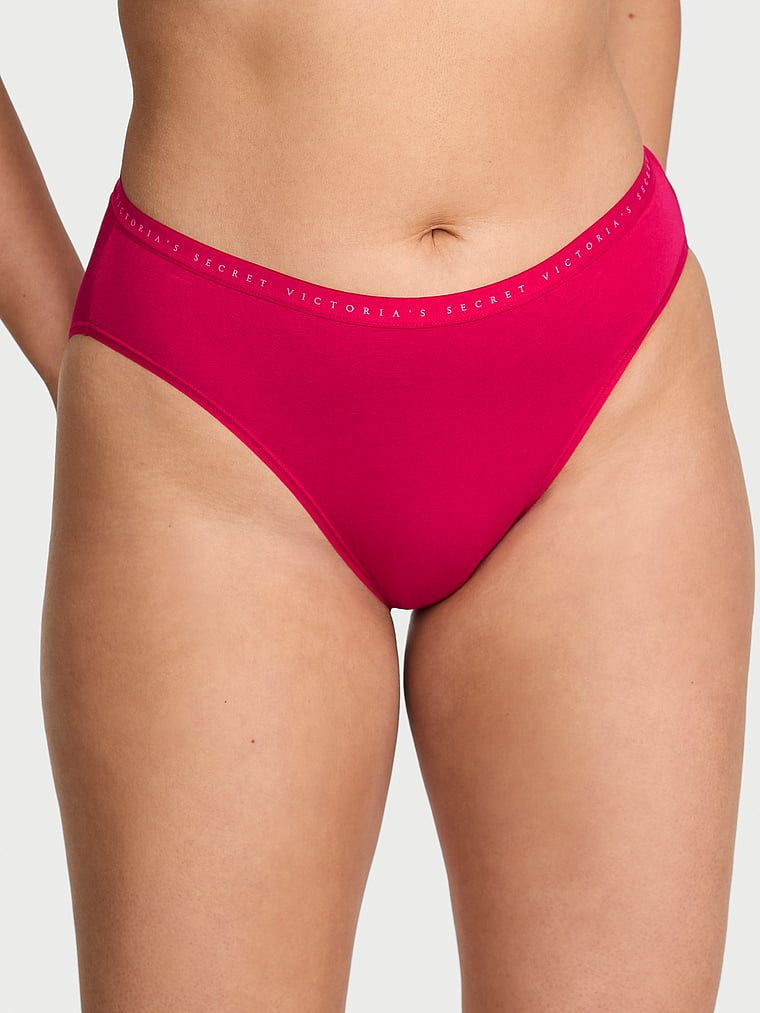 Bavlněné slipy s vysoko střiženými nohavičkami. Produkt je růžové barvy a pochází z kolekce Victoria's Secret.
