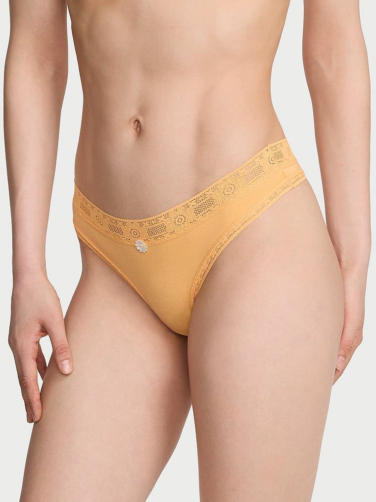 Bavlněné tanga s krajkovým lemem Lace-Lem. Produkt je žluté barvy a pochází z kolekce Lace Trim.