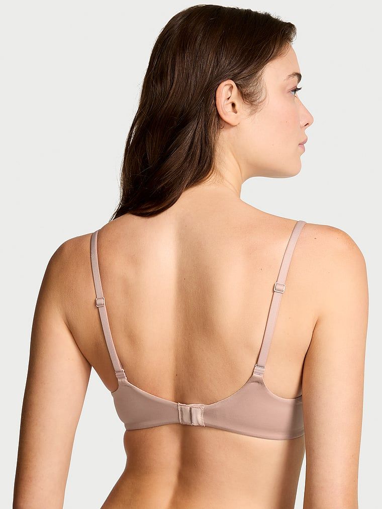 Mírně vycpaná podprsenka s pevně vystavěnými košíčky. Produkt je béžové barvy a pochází z kolekce Body by Victoria.