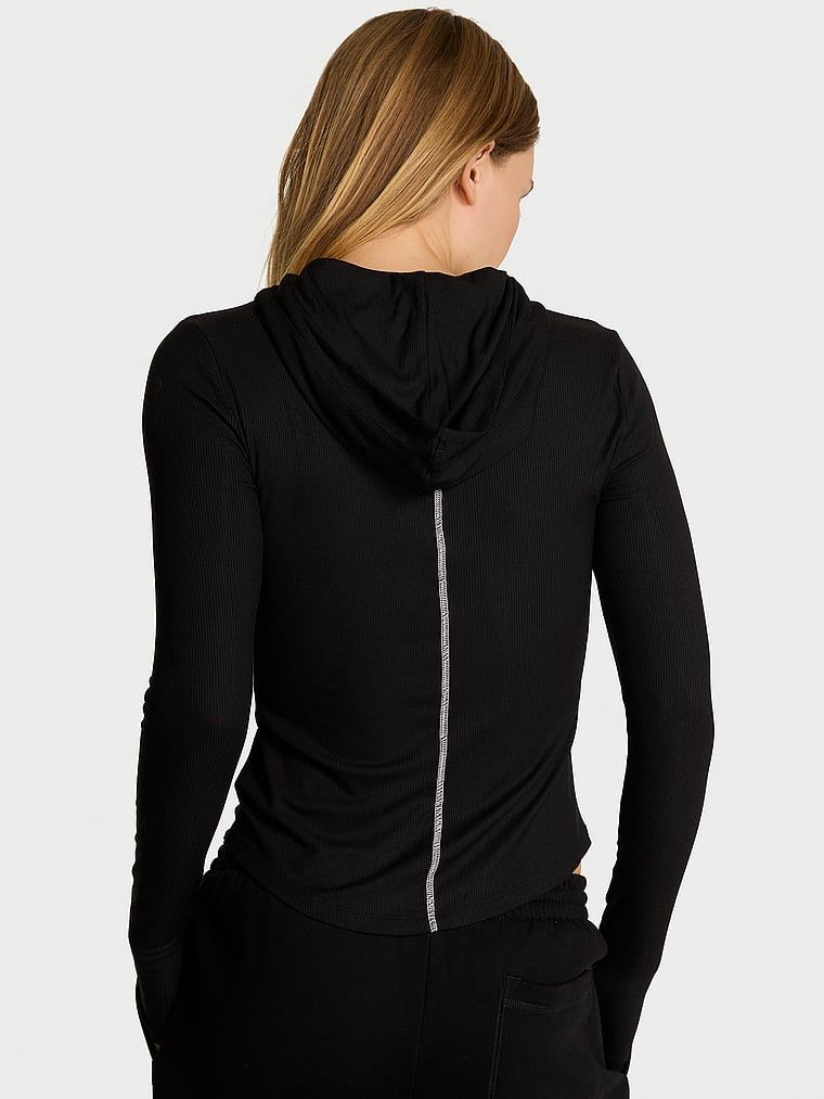 VS ikonická halenka s kapucí. Produkt je černý a pochází z kolekce Angel Essentials.