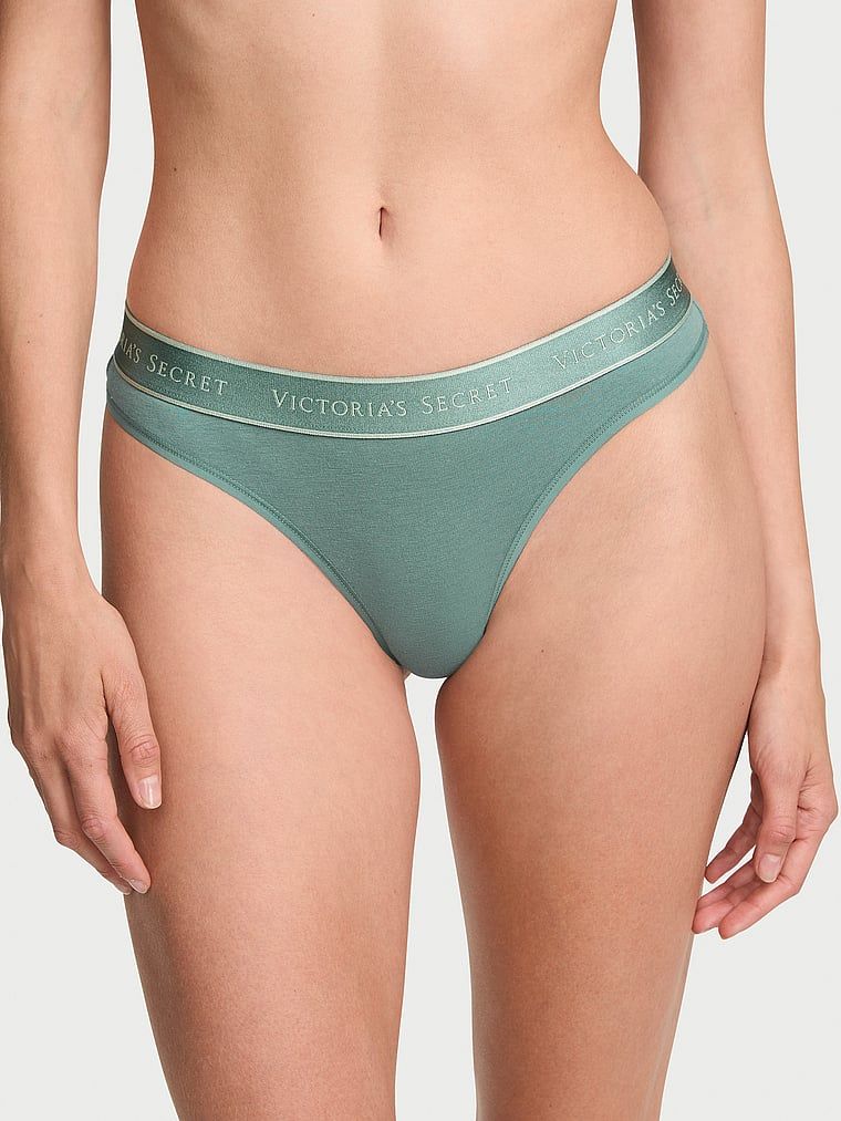 Bavlněné tanga s logem v pase. Produkt je zelené barvy a pochází z kolekce Cotton.