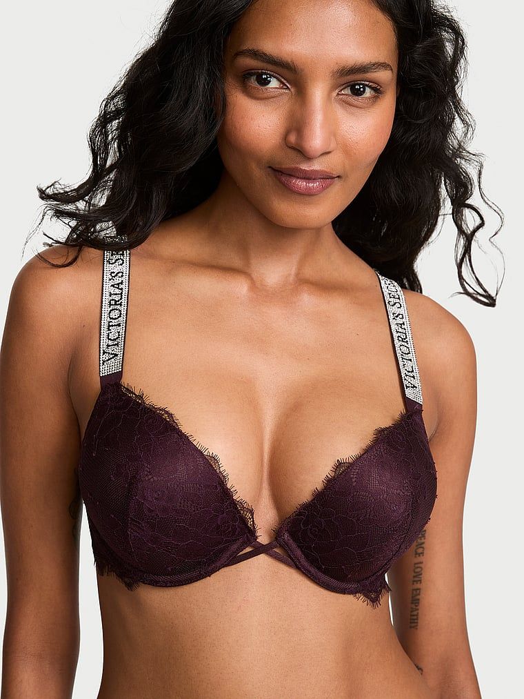 Push-up krajková zvětšovací podprsenka pro 2 velikosti Bombshell Shine Strap. Produkt je fialové barvy a pochází z kolekce Very Sexy.