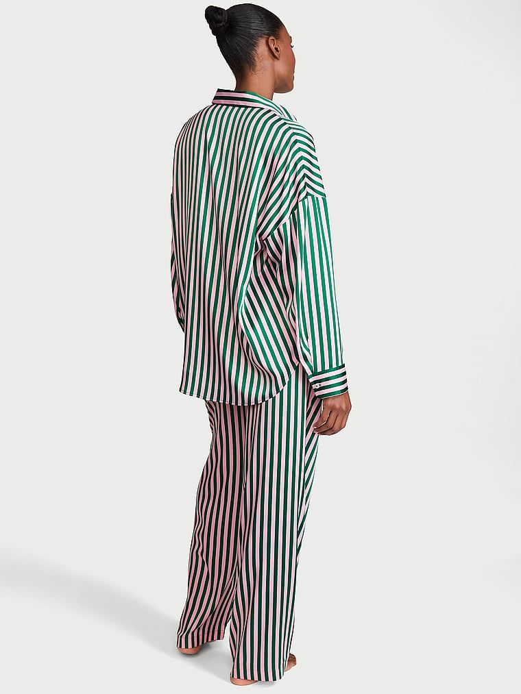 Typické oversized saténové pyžamo s dlouhými rukávy. Produkt je vzorovaný a pochází z kolekce Victoria's Secret.