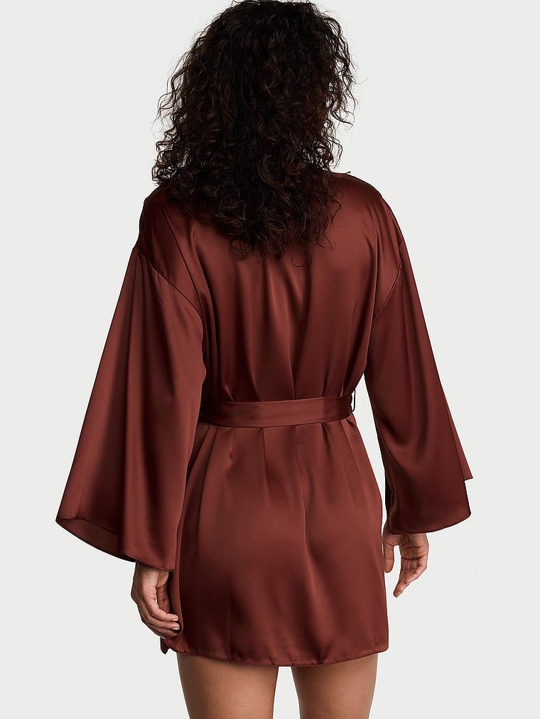 Satěnový župan krátký. Produkt je červené barvy a pochází z kolekce Victoria's Secret.