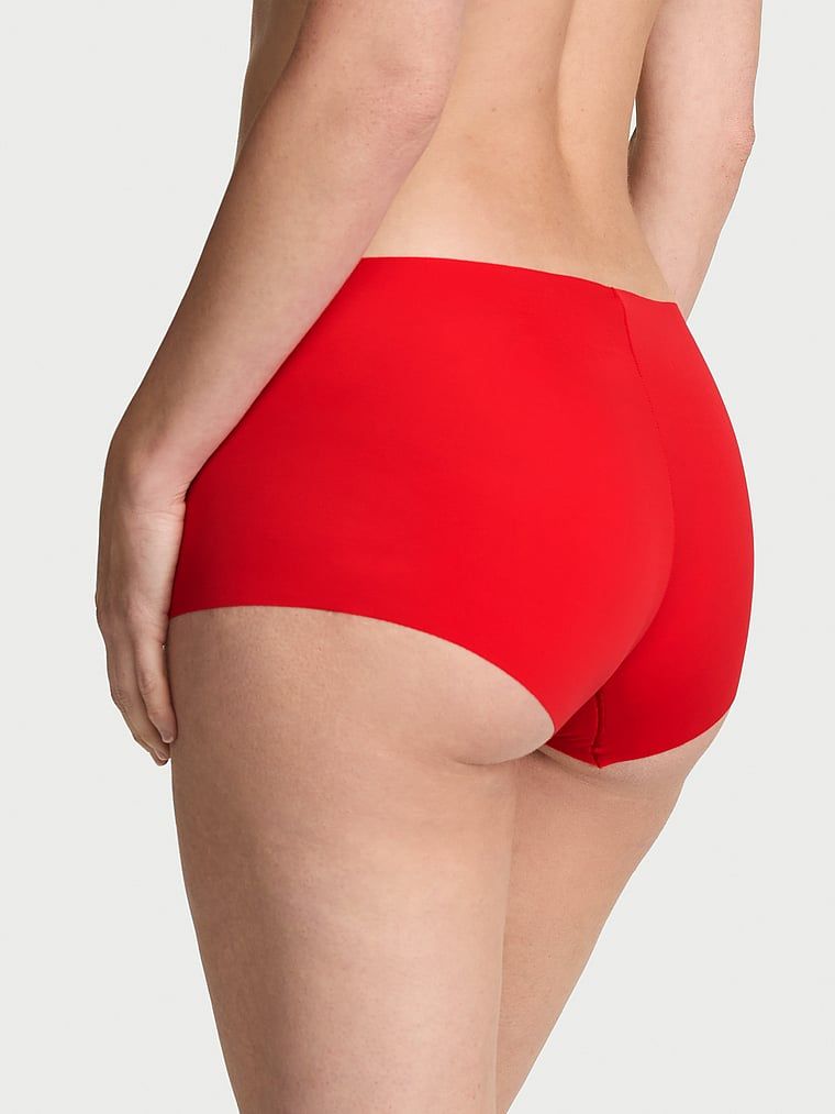Bezšvové kraťasy Boyshorts bez odhalení. Produkt je červené barvy a pochází z kolekce No-Show.