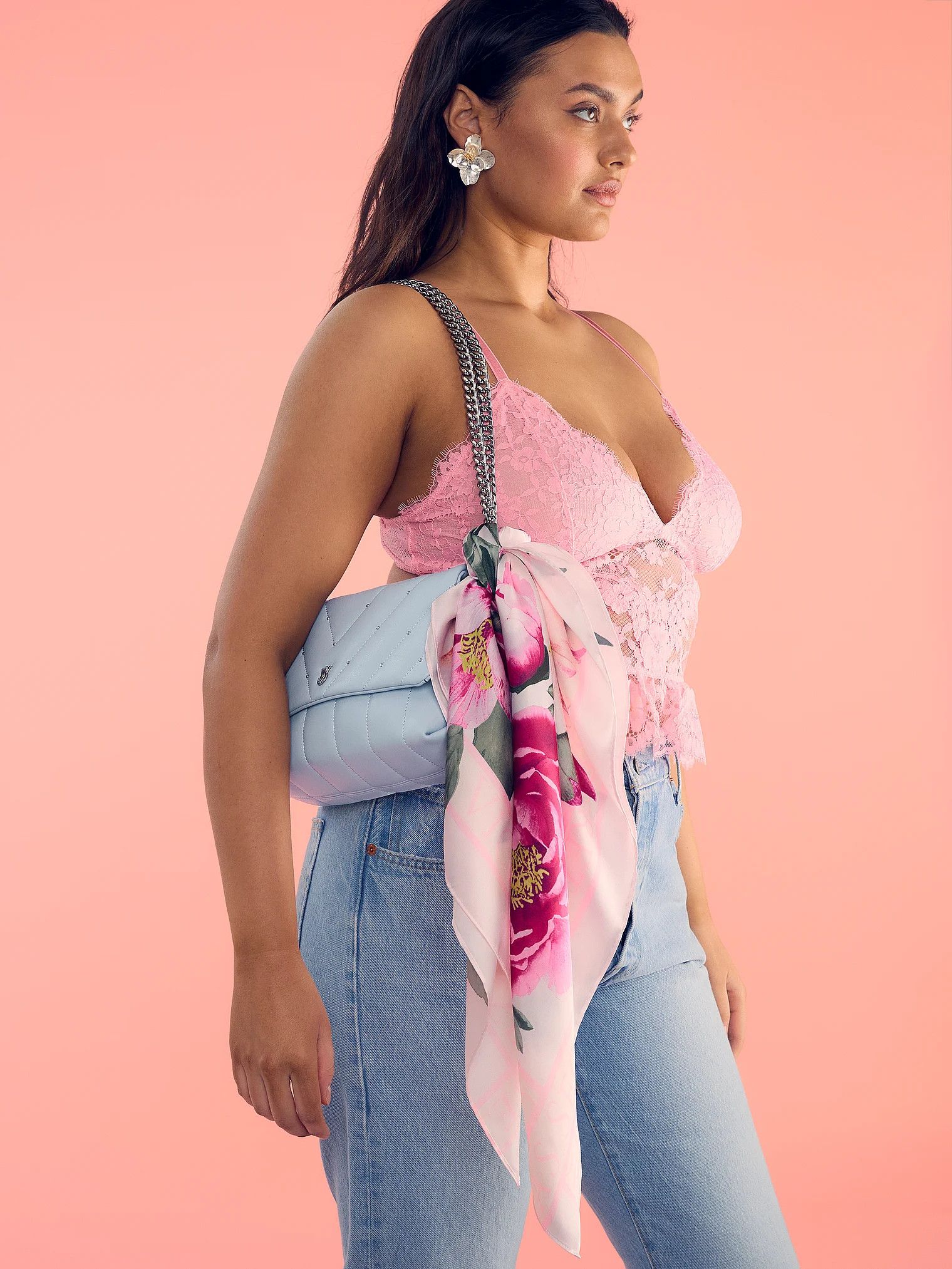Saténový šál. Produkt je vzorovaný a pochází z kolekce Victoria's Secret.