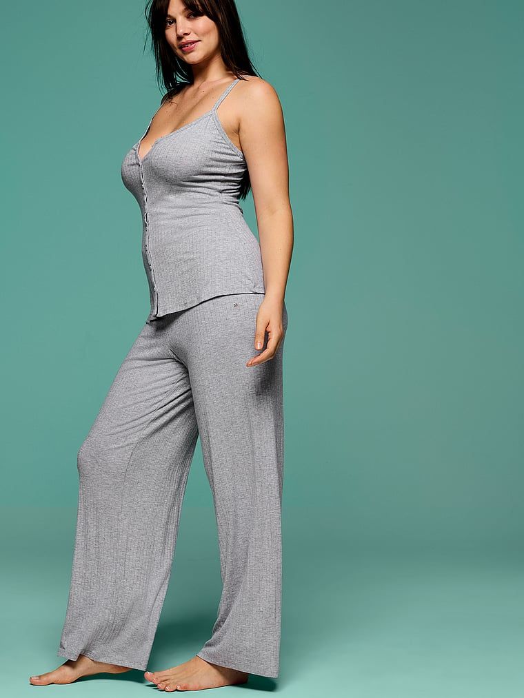 Sada z modálního oblečení na spaní – top a kalhoty SoSoft Wide-Rib. Produkt je šedé barvy a pochází z kolekce Victoria's Secret.