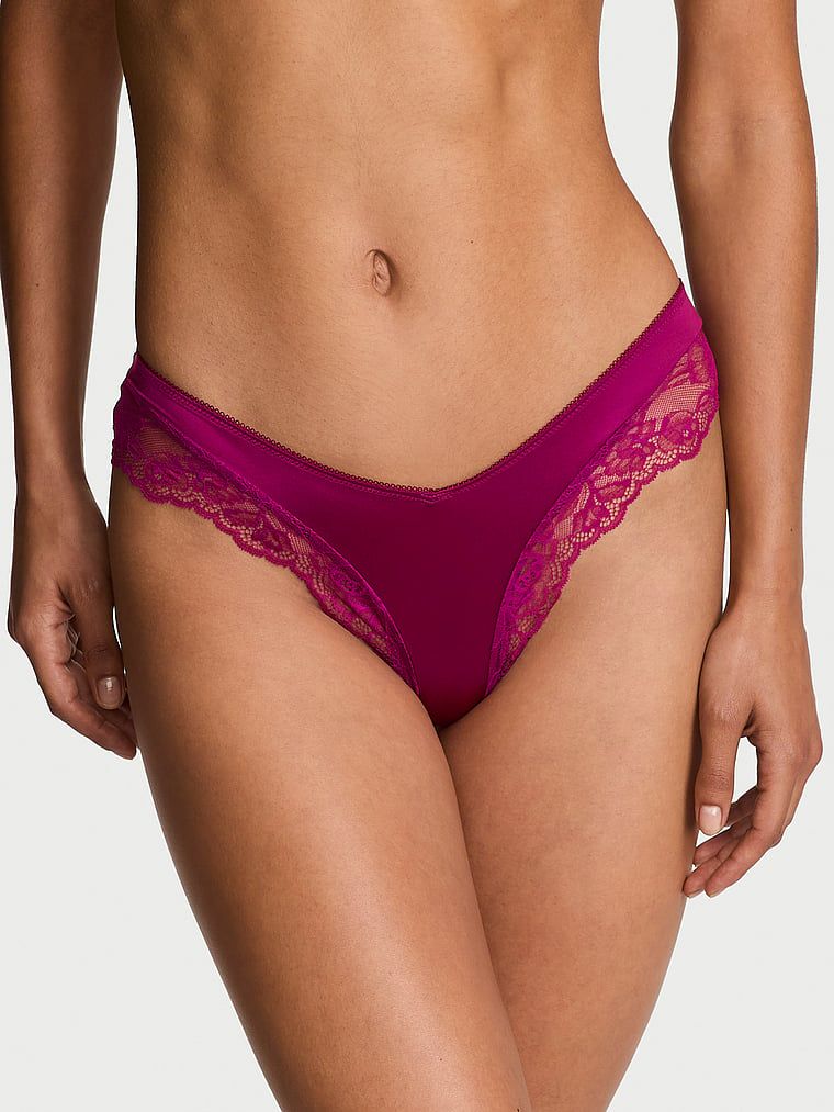 Krajkové kalhotky s krajkou na okrajích a vysoko střiženými nohavicemi Lace-Cut Cheeky. Produkt má růžovou barvu a pochází z kolekce Very Sexy.