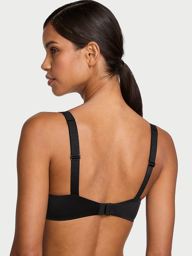 Push-up podprsenka s roztroušenými lesklými ramínky. Produkt je černý a pochází z kolekce Very Sexy.
