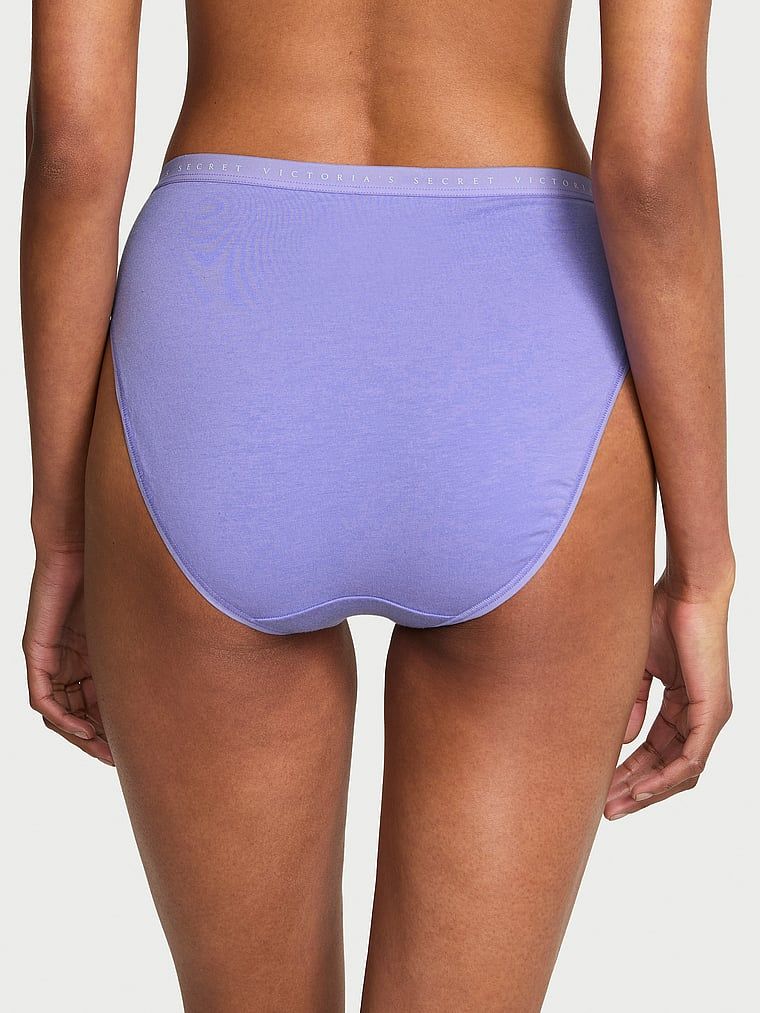 Bavlněné slipy s vysoko střiženými nohavičkami. Produkt je modré barvy a pochází z kolekce Victoria's Secret.
