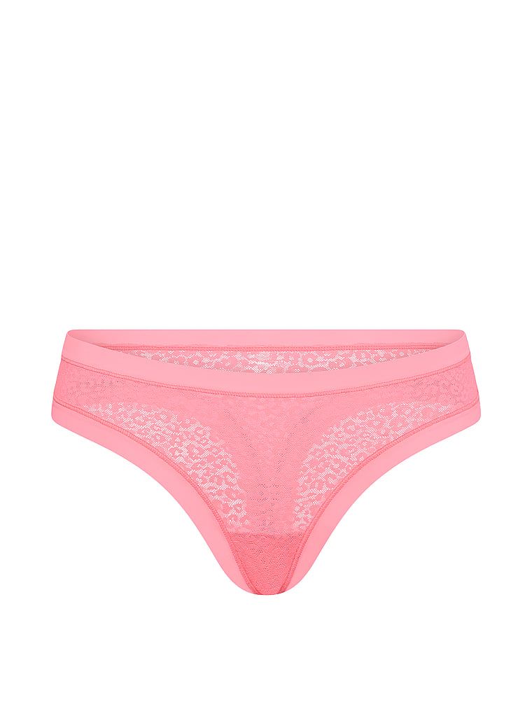 Neviditelné krajkové tanga s leopardím vzorem. Produkt je růžové barvy a pochází z kolekce No-Show.