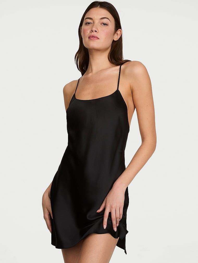 Satěnová noční košile s tenkými ramínky odhalujícími zadní otevřenou skluzavku. Produkt je černý a pochází z kolekce Victoria's Secret.