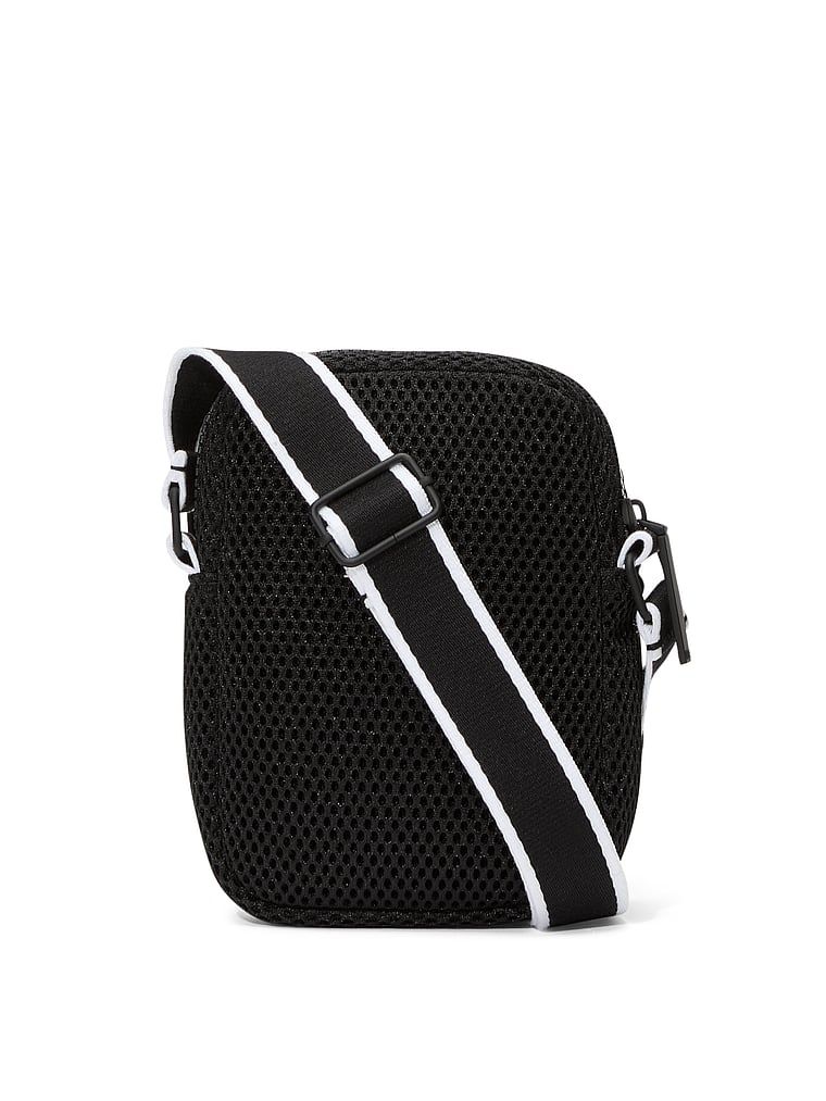 Miniaturní sportovní taška VSX Crossbody. Produkt je černý a pochází z kolekce Victoria's Secret.
