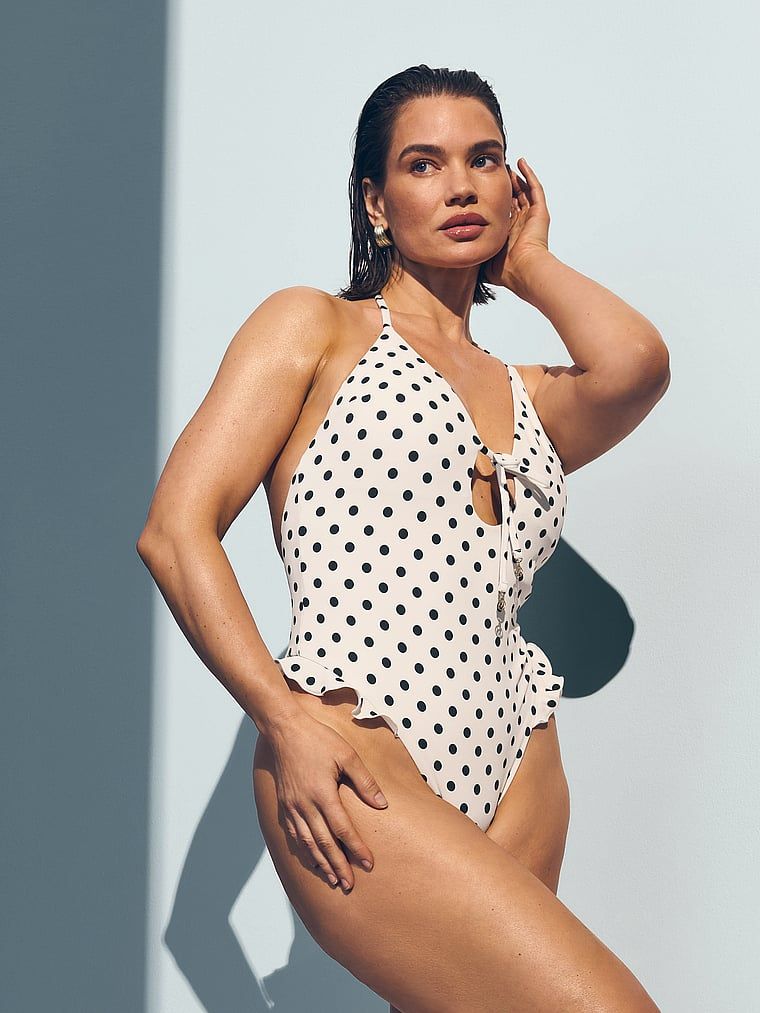 Jednodílné plavky Tease Ruffle. Produkt je vzorovaný a pochází z kolekce Victoria's Secret Swim.