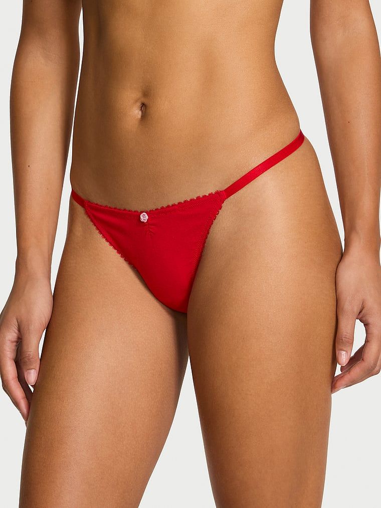 Bavlněné tanga s krajkou vzadu Heart Lace. Produkt je červené barvy a pochází z kolekce Victoria's Secret.