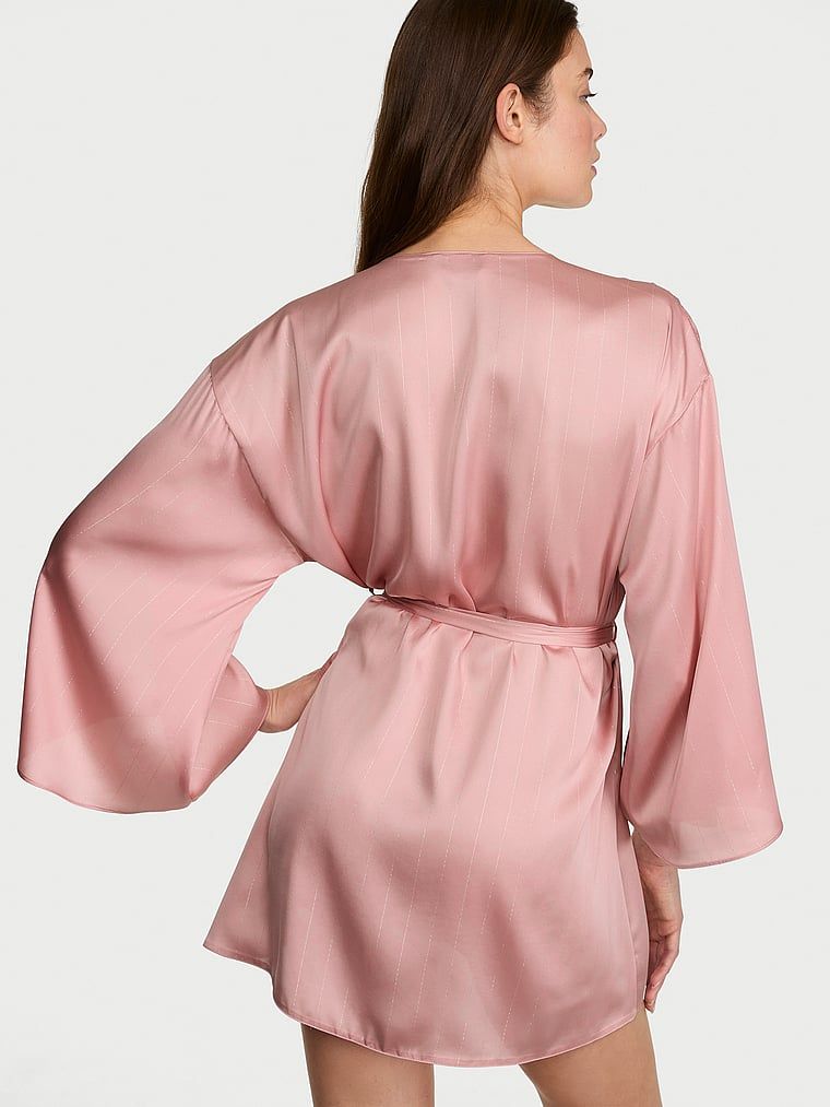 Satěnový župan krátký. Produkt je zlaté barvy a pochází z kolekce Victoria's Secret.