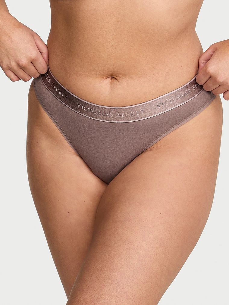Bavlněné tanga s logem v pase. Produkt je hnědé barvy a pochází z kolekce Cotton.