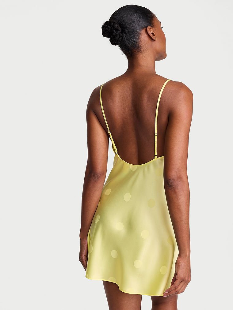Podpisová saténová noční košile Slip. Produkt je žluté barvy a pochází z kolekce Victoria's Secret.