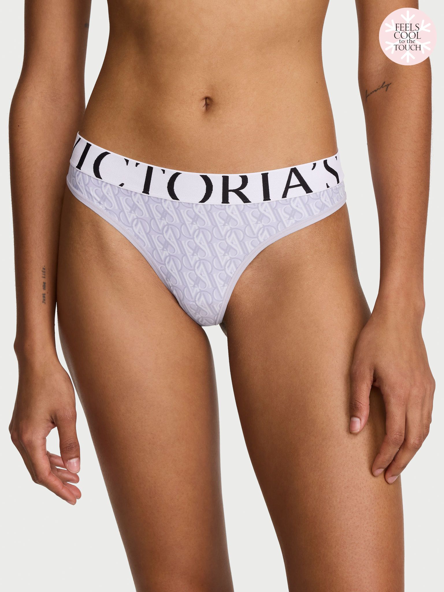 Tanga s logem Cool. Produkt je vzorovaný a pochází z kolekce Cotton.