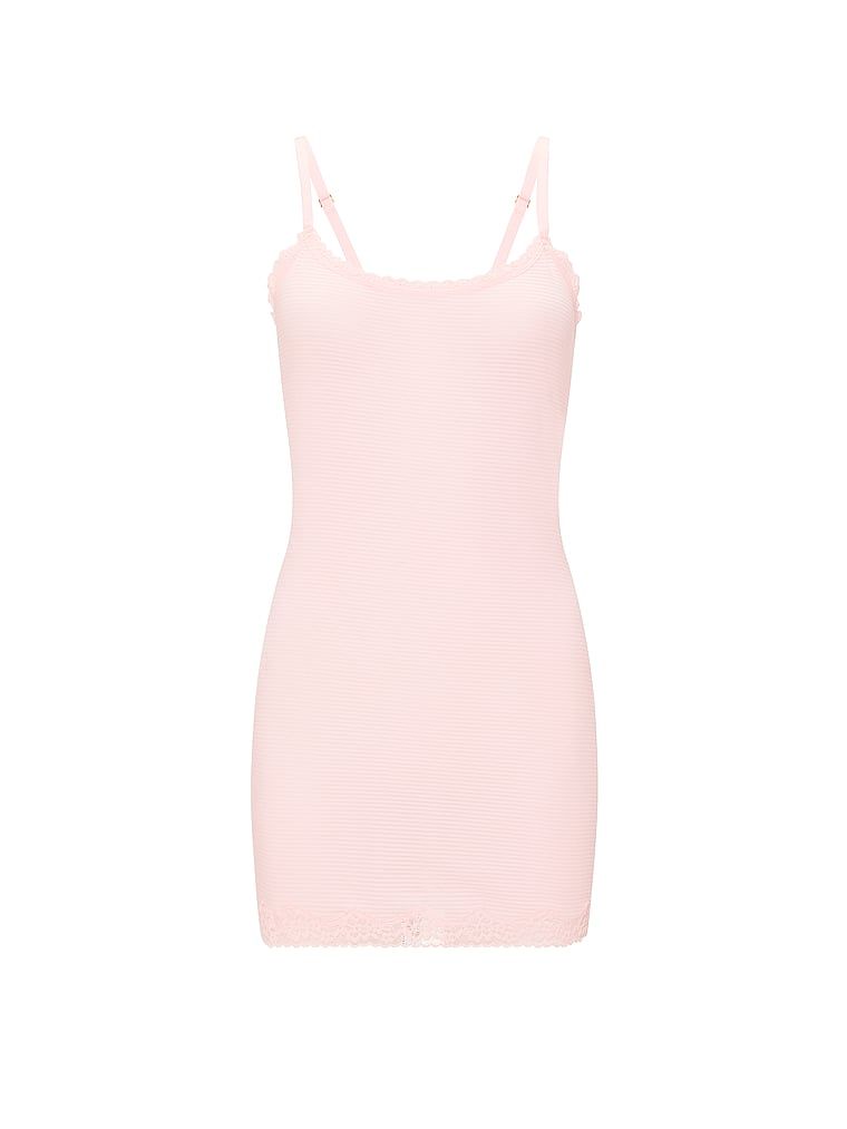 Noční košile s bavlněnými pruhy Shadow. Produkt je růžové barvy a pochází z kolekce Victoria's Secret.