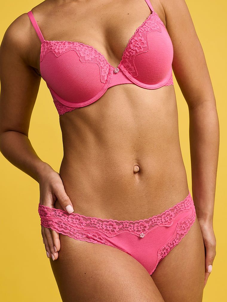 Bavlněná tanga s krajkou a lemem s krajkou. Produkt je růžové barvy a pochází z kolekce Lace Trim.
