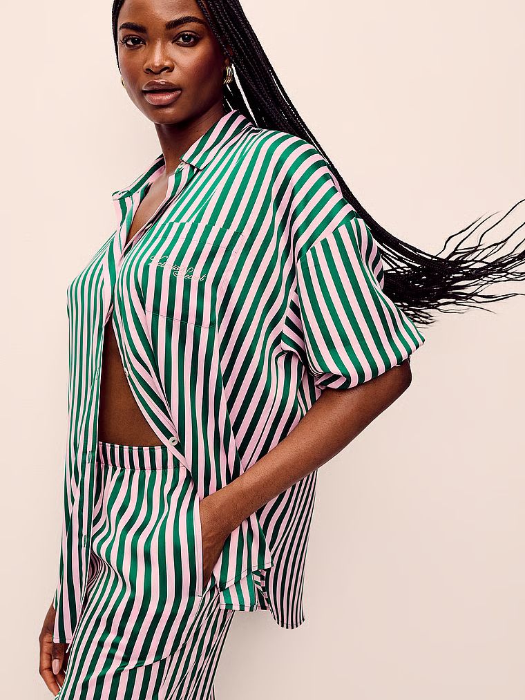 Typické oversized saténové pyžamo s dlouhými rukávy. Produkt je vzorovaný a pochází z kolekce Victoria's Secret.