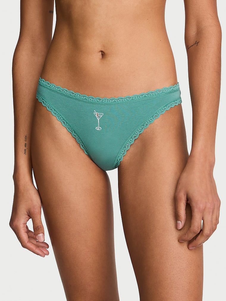 Bavlněné tanga s krajkou na okrajích Lace-Waist. Produkt je vzorovaný a pochází z kolekce Lace Trim.