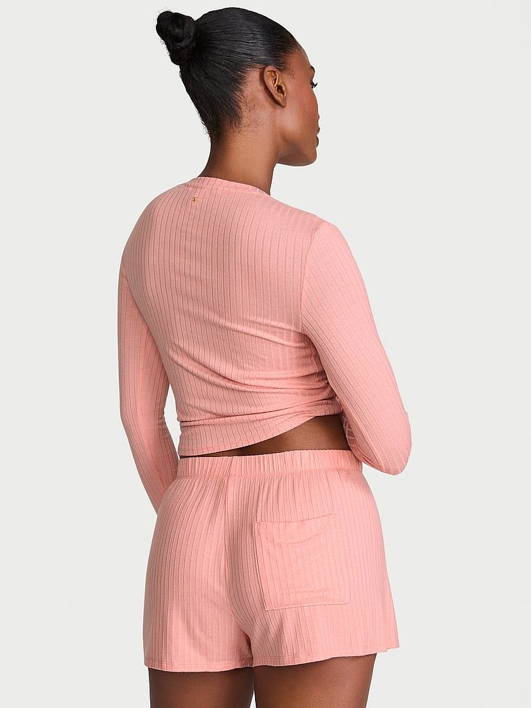 Modální sada – lounge halenka a kraťasy. Produkt je růžové barvy a pochází z kolekce Victoria's Secret.