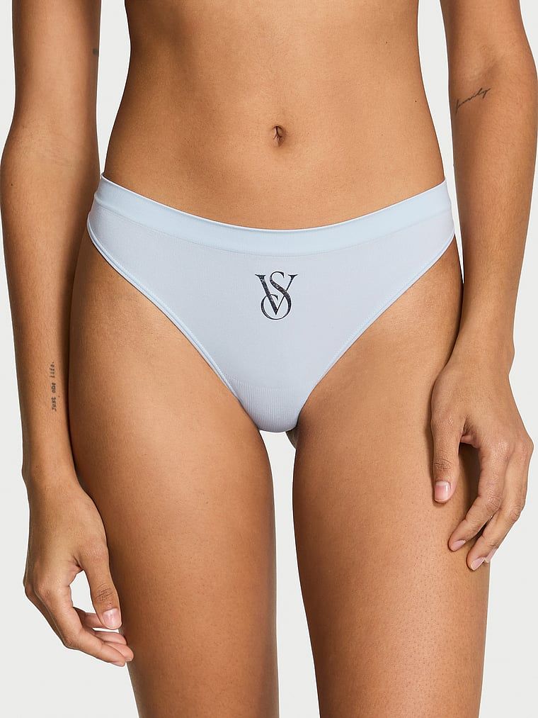 Bezešvá tanga s lesklým logem Sparkle. Produkt má modrou barvu a pochází z kolekce Bezešvé.