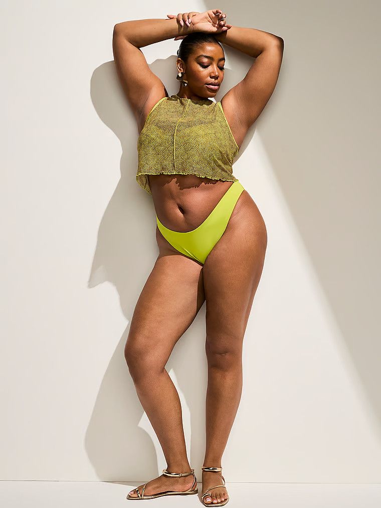 Plážové oblečení ze síťoviny. Produkt je vzorovaný a pochází z kolekce Victoria's Secret Swim.
