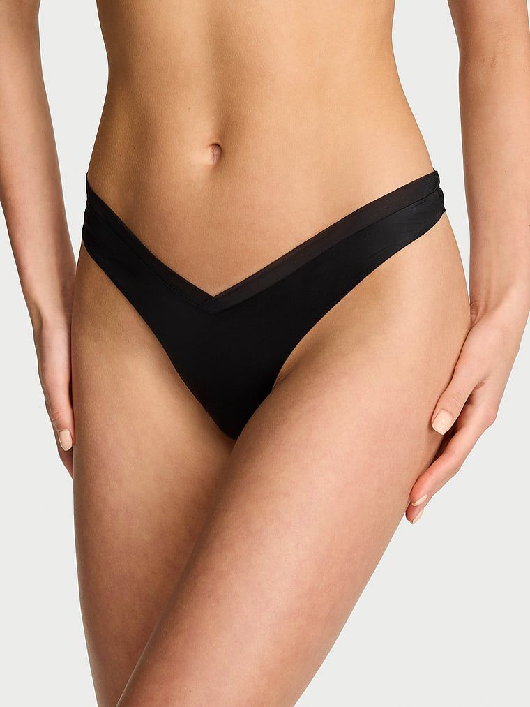 Tanga s ramínky na zádech Sheer Reveal. Produkt je černý a pochází z kolekce Very Sexy.