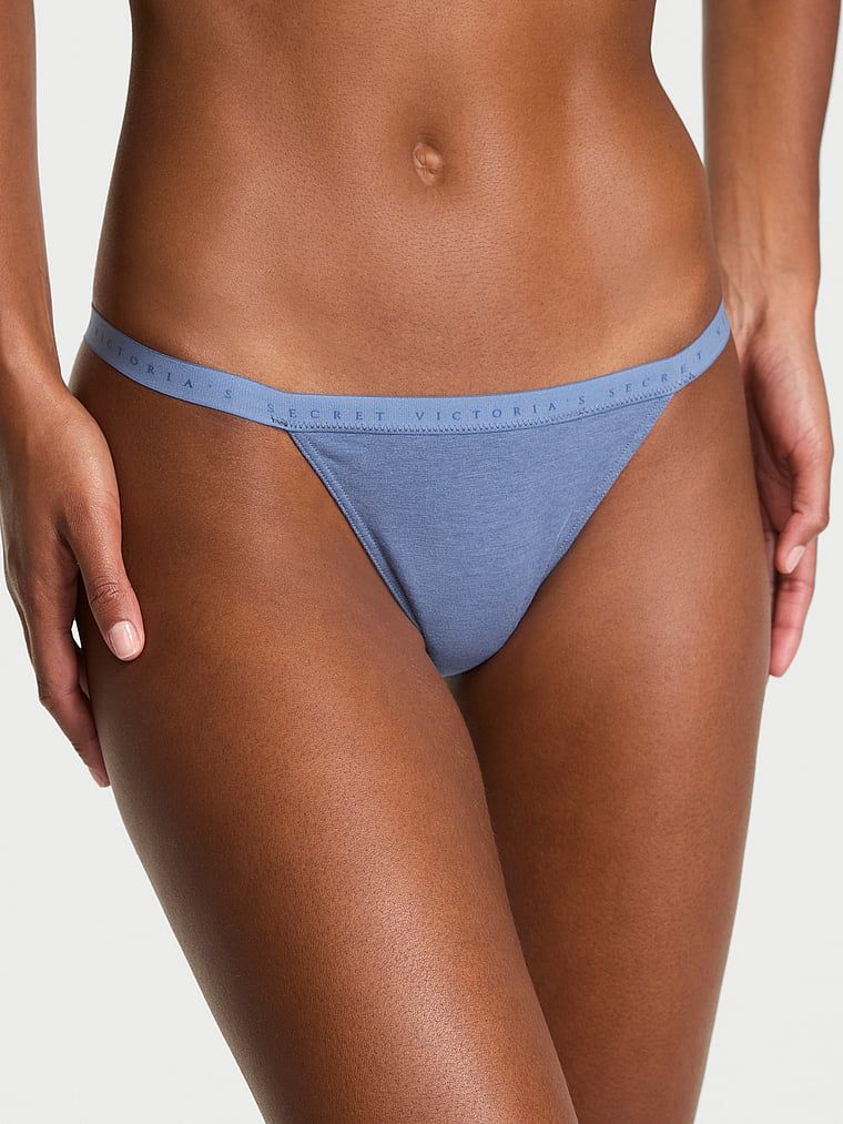 Elastická bavlněná tanga. Produkt je modrý a pochází z kolekce Victoria's Secret.