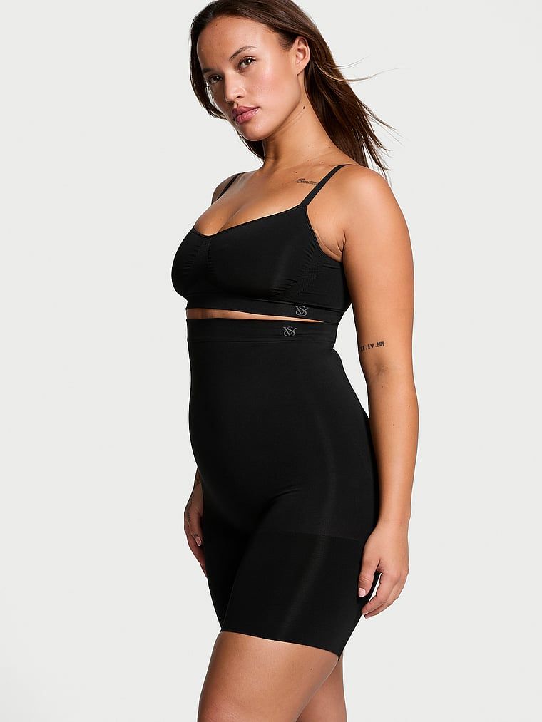 Tvarovací prádlo od Victoria tvarující bralette. Produkt je černý a pochází z kolekce Victoria's Secret.